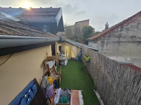 Pogled na spoljni deo kuće sa travnjakom i ogradom. - image 17