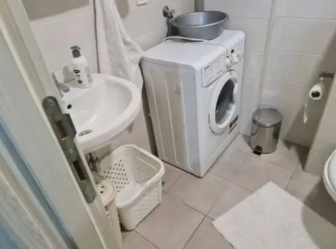 Manje kupatilo sa umivaonikom, veš mašinom i toaletom. - image 6