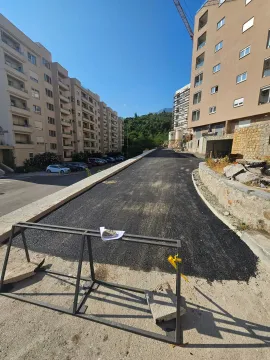 Pogled na novu asfaltiranu ulicu između stambenih zgrada u izgradnji. - image 2