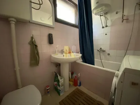 Manje opremljeno kupatilo sa kadom, umivaonikom i toaletom. - image 13