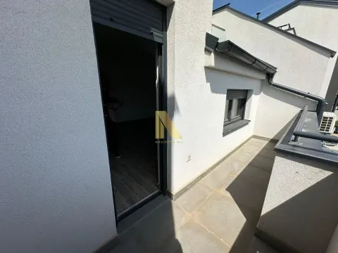Pogled na terasu i spoljašnji deo objekta sa otvorenim balkonskim vratima. - image 11