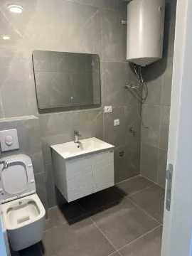 Savremeno opremljeno kupatilo sa sivim keramičkim pločicama. - image 4