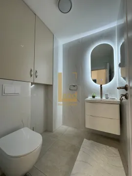 Moderne kupatilo sa umivaonikom, ogledalom sa pozadinskim osvjetljenjem i toaletom. - image 7
