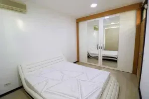 Spavaća soba sa bračnim krevetom i ugradnim plakarom sa ogledalima.