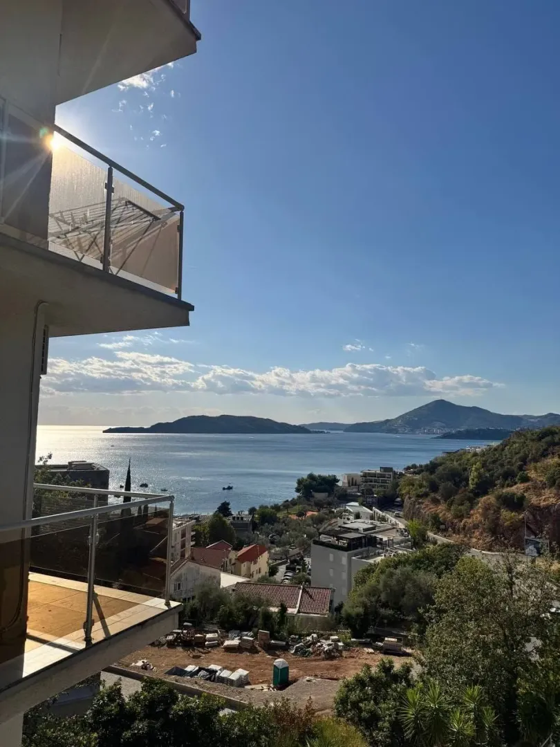 Pogled na more i okolinu sa terase objekta.