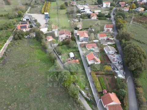 Pogled iz vazduha na prigradsko naselje sa kućama i zelenilom. - image 4