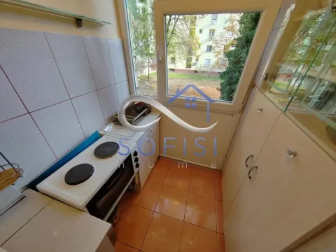 Manja kuhinja sa šporetom i prozorom koji gleda na dvorište. - image 6