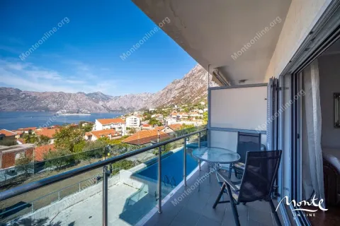 Namješten balkon sa pogledom na more i planine. - image 24