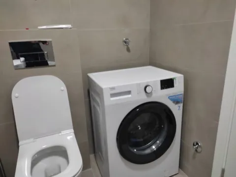 Moderno opremljeno kupatilo sa veš mašinom i toaletom. - image 7