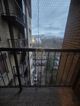 Pogled sa balkona na okolne zgrade i parking. - image 20