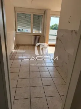 Prazna kuhinja sa keramičkim pločicama na podu i izlazom na terasu. - image 20