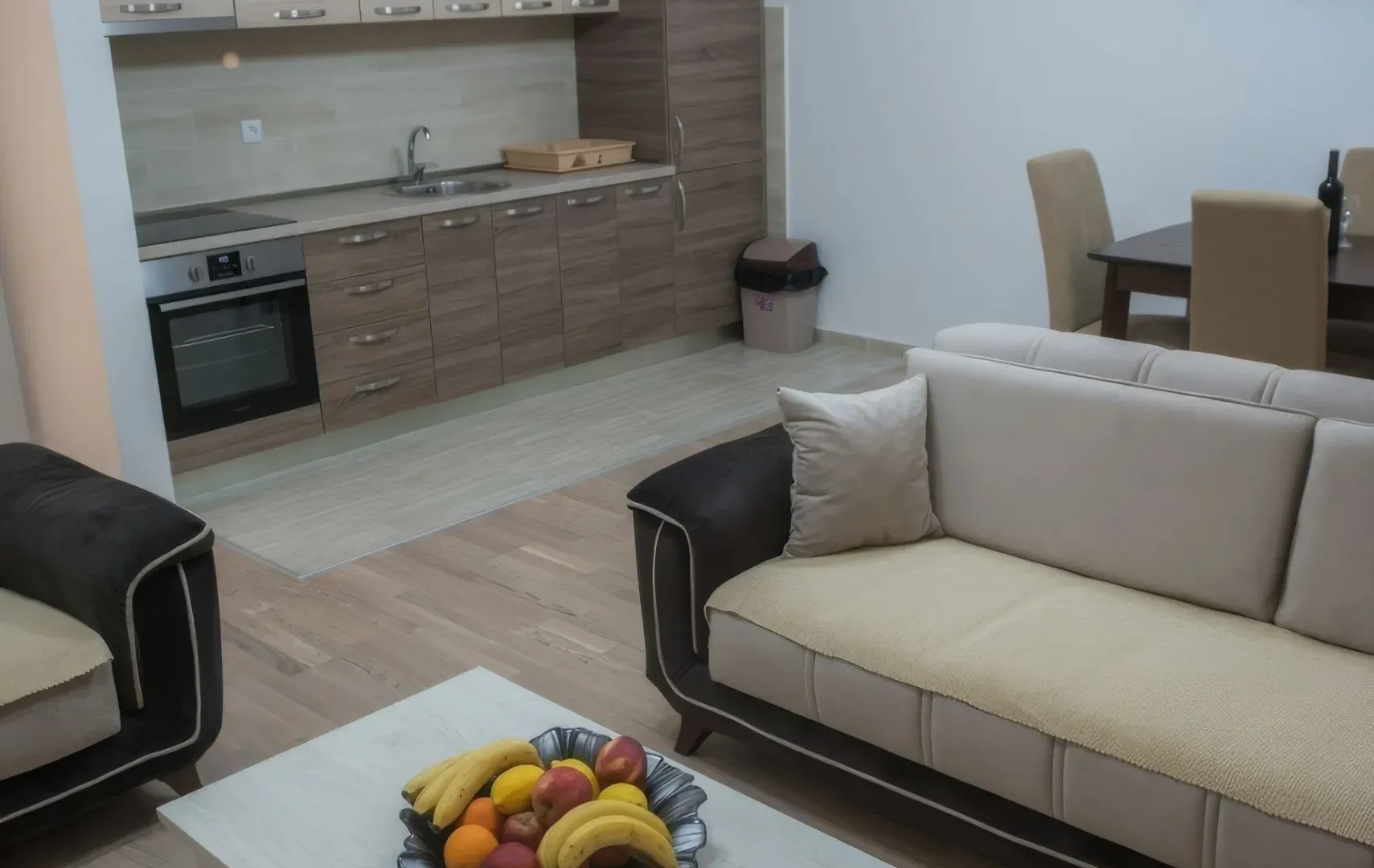 Izdavanje, dvosoban stan, 81m², Dobrota, Kotor