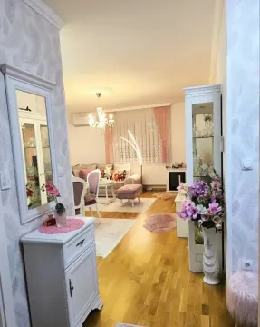 Pogled iz hodnika na svijetli i uređeni dnevni boravak sa garniturom i trpezarijom. - image 5