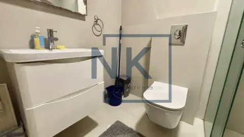 Kupatilo opremljeno umivaonikom, WC šoljom i tuš kabinom. - image 6