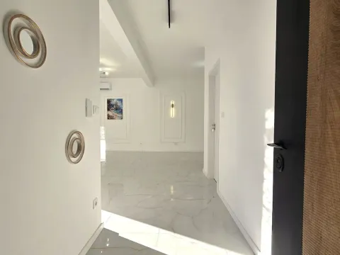 Rent, office space, 73m², Tološi, Podgorica - image 1