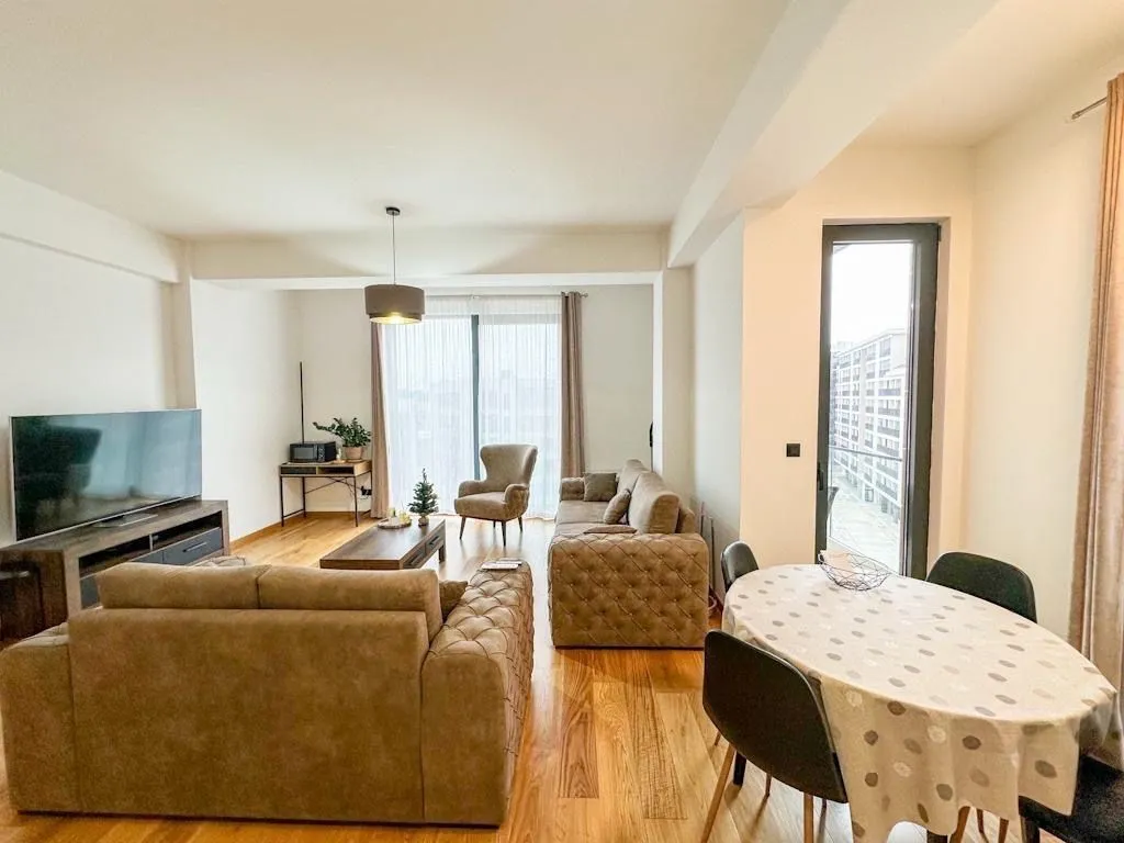 Izdavanje, dvosoban stan, 83m², Kod Capital Plaze, Podgorica