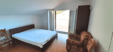 Spavaća soba sa bračnim krevetom, foteljama i izlazom na terasu. - image 4