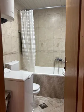 Manje kupatilo sa kadom, toaletom i veš mašinom. - image 11
