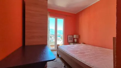 Spavaća soba sa bračnim krevetom i izlazom na terasu. - image 6