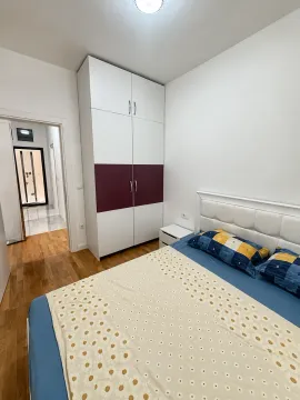 Namještena spavaća soba sa bračnim krevetom i ugradnim plakarom. - image 4