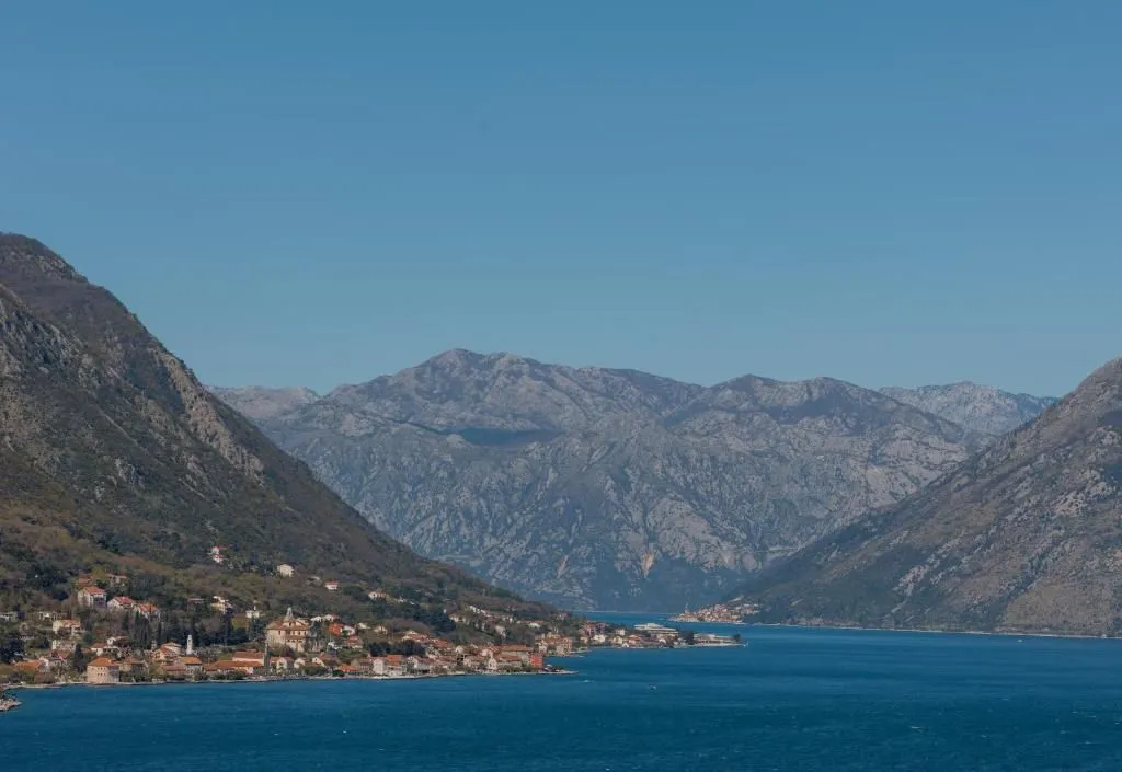 Izdavanje, dvosoban stan, 57m², Dobrota, Kotor