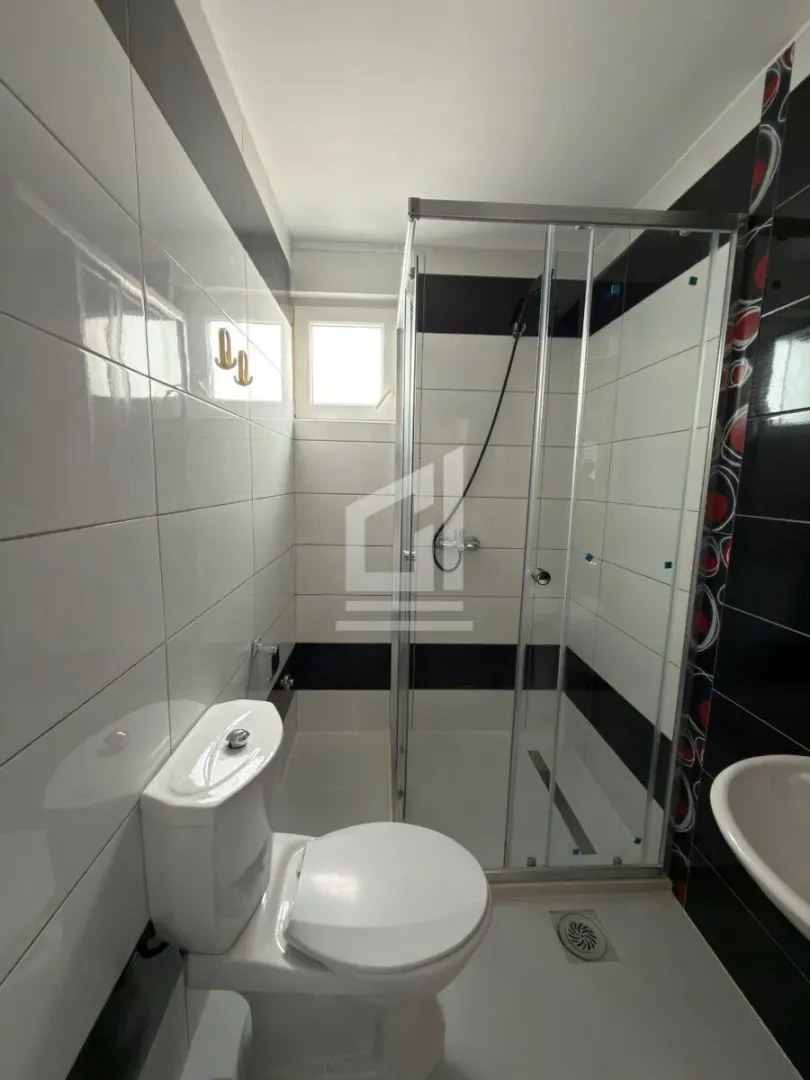 Kompaktno kupatilo sa tuš kabinom, WC šoljom i umivaonikom.
