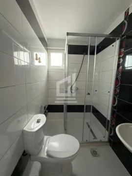 Kompaktno kupatilo sa tuš kabinom, WC šoljom i umivaonikom. - image 7