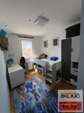 Dečja soba sa krevetom, radnim stolom i ormarom. - image 4