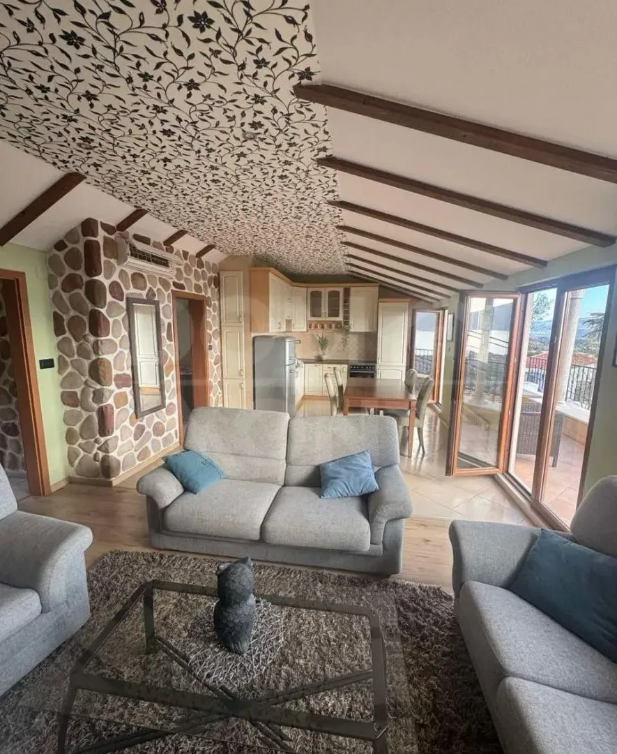 Izdavanje, dvosoban stan, 67m², Tivat, Crna Gora