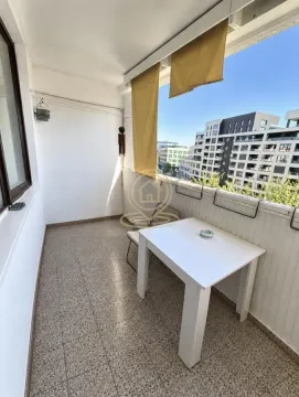 Natkriveni balkon sa stolom i pogledom na grad. - image 15