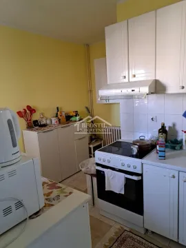 Manja kuhinja sa belim elementima, šporetom i kuhinjskim nameštajem. - image 5