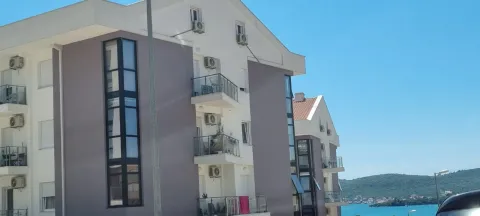 Spoljašnji izgled stambene zgrade sa balkonom i pogledom na more. - image 10