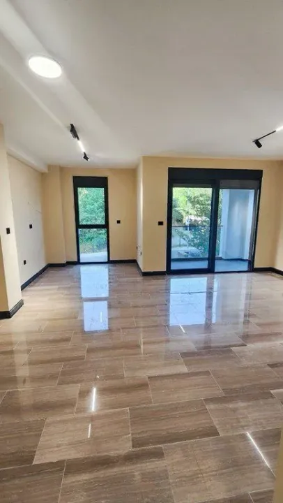 Izdavanje, trosoban stan, 111m², Vezirov Most, Podgorica