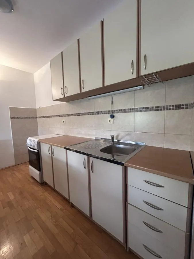 Izdavanje, dvosoban stan, 68m², Centar, Niš