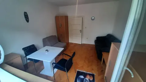 Dnevna soba sa trpezarijskim stolom i garniturom za sedenje. - image 4