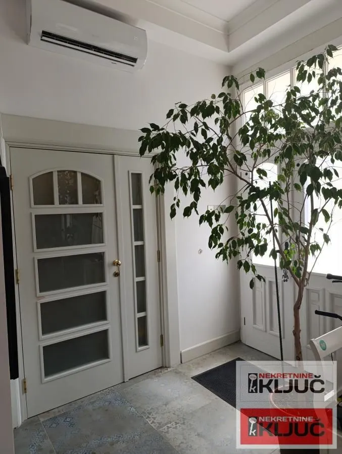 Prodaja, četvorosoban stan, 95m², Centar, Novi Sad