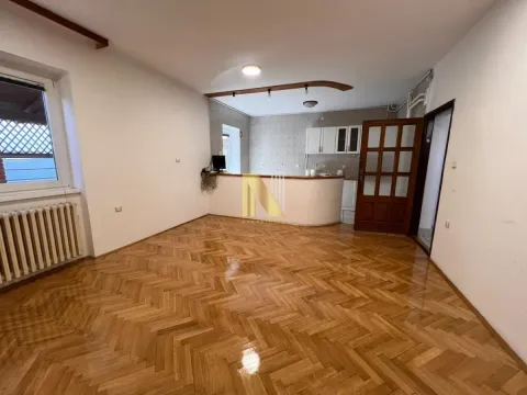 Prazna dnevna soba sa parketom i pogledom na kuhinjski šank. - image 13