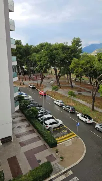 Pogled sa terase na parking i park ispred zgrade. - image 7