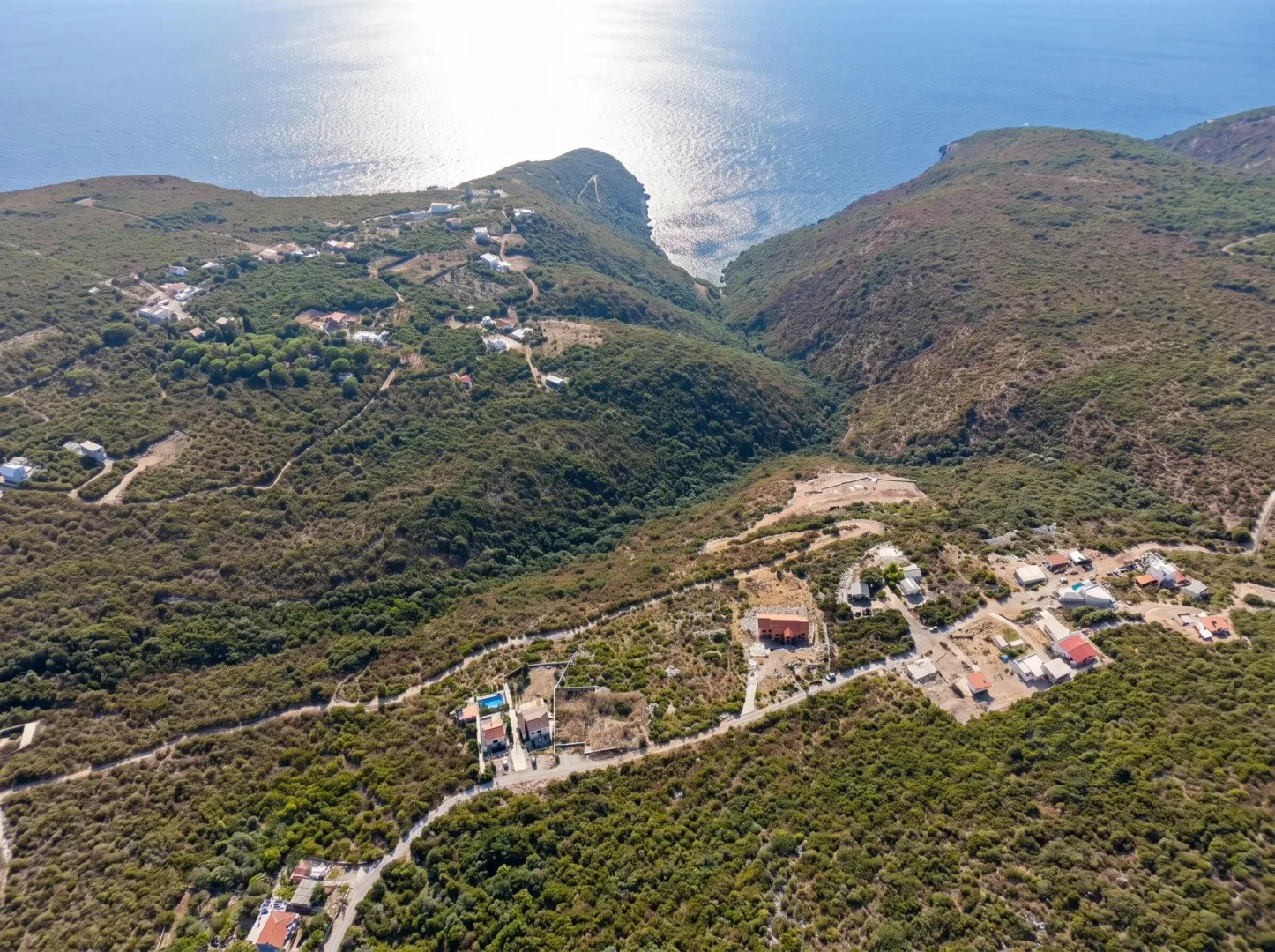 Pogled iz vazduha na obalu i okolno naselje sa brda.