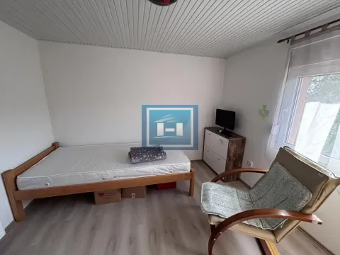Manja spavaća soba sa krevetom, foteljom i komodom sa televizorom. - image 37