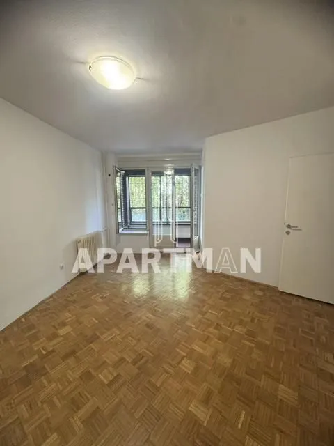 Empty room with parquet flooring and access to the terrace.