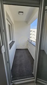 Pogled na natkriveni balkon sa tamnim pločicama i ogradom. - image 5