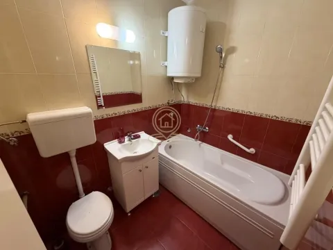 Kupatilo opremljeno kadom, umivaonikom, WC šoljom i bojlerom. - image 20