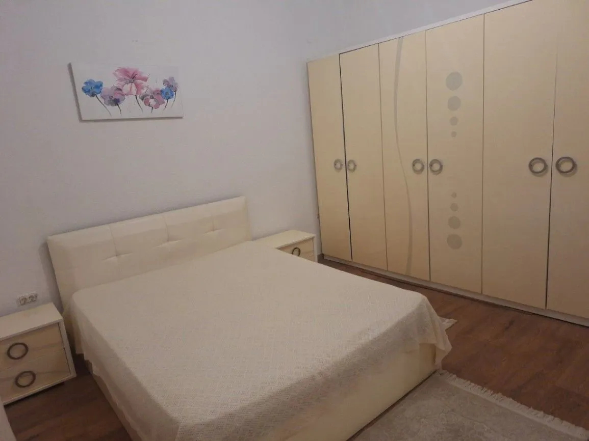 Izdavanje, dvosoban stan, 100m², Stari Aerodrom, Podgorica