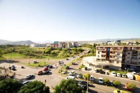 Pogled iz apartmana na gradsku ulicu i okolni pejzaž. - image 6