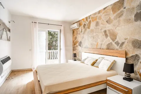 Izdavanje, trosoban stan, 84m², Stari Grad Kotor, Kotor - image 2