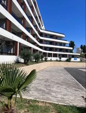 Eksterijer moderne stambene zgrade sa uređenim dvorištem i prilazom. - image 2