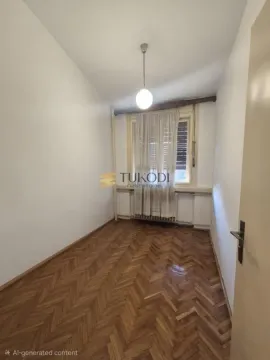 Prazna soba sa drvenim parketom i jednim prozorom. - image 9
