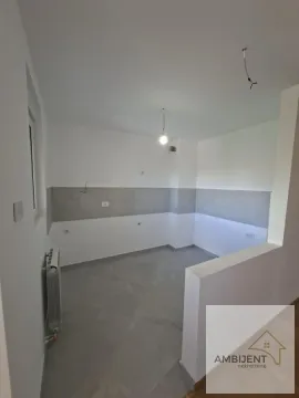 Prazna neopremljena prostorija sa belim zidovima i pločicama. - image 2