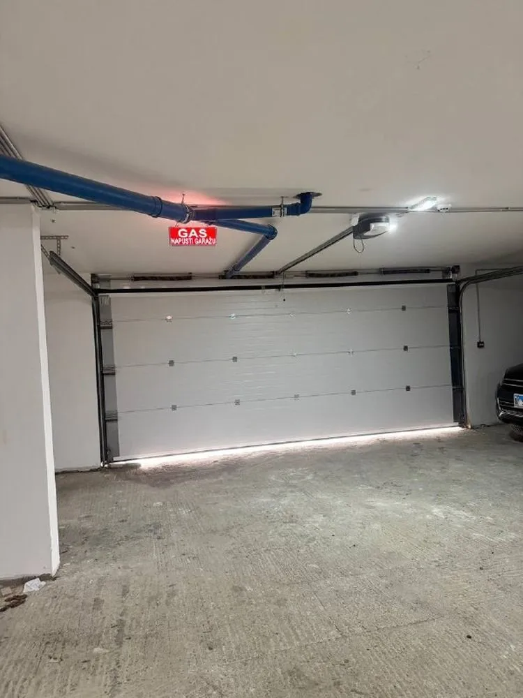 Izdavanje, dvosoban stan, 54m², Lazi, Budva